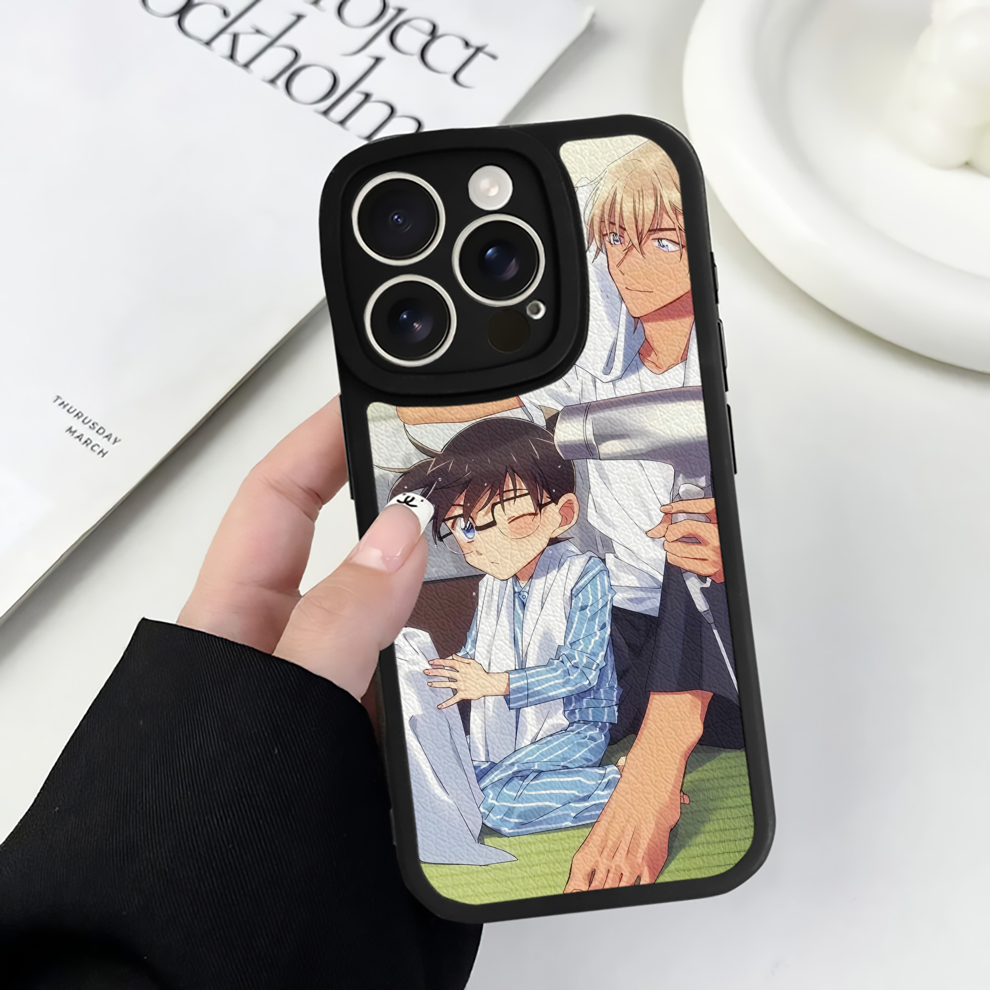 （画像用） 名探偵コナン Detective Conan 【iPhone 16シリーズ対応】シリコンスマホケース（レザー調） 材質：シリコン